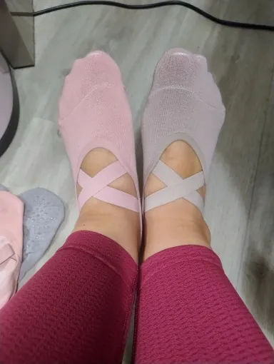 Riemchen Pilates Socken von Trittfein, fotografiert von Emilia K.